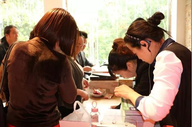 ���Լ�����ϯ˯�߹�|(zh��)�Pʢ�Ҽ������(hu�� )���f����˯�������x��