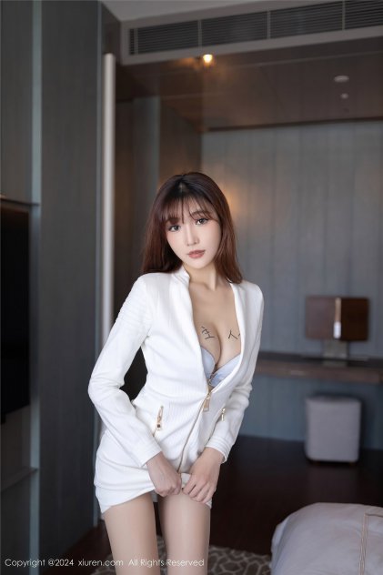 绝色裸体美女图片海报